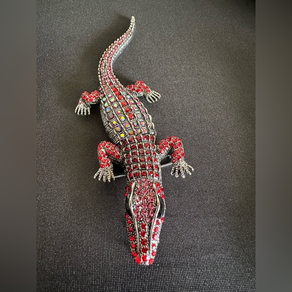 Red Rhinestone Alligator Figure Brooch - Picture 2 of 6